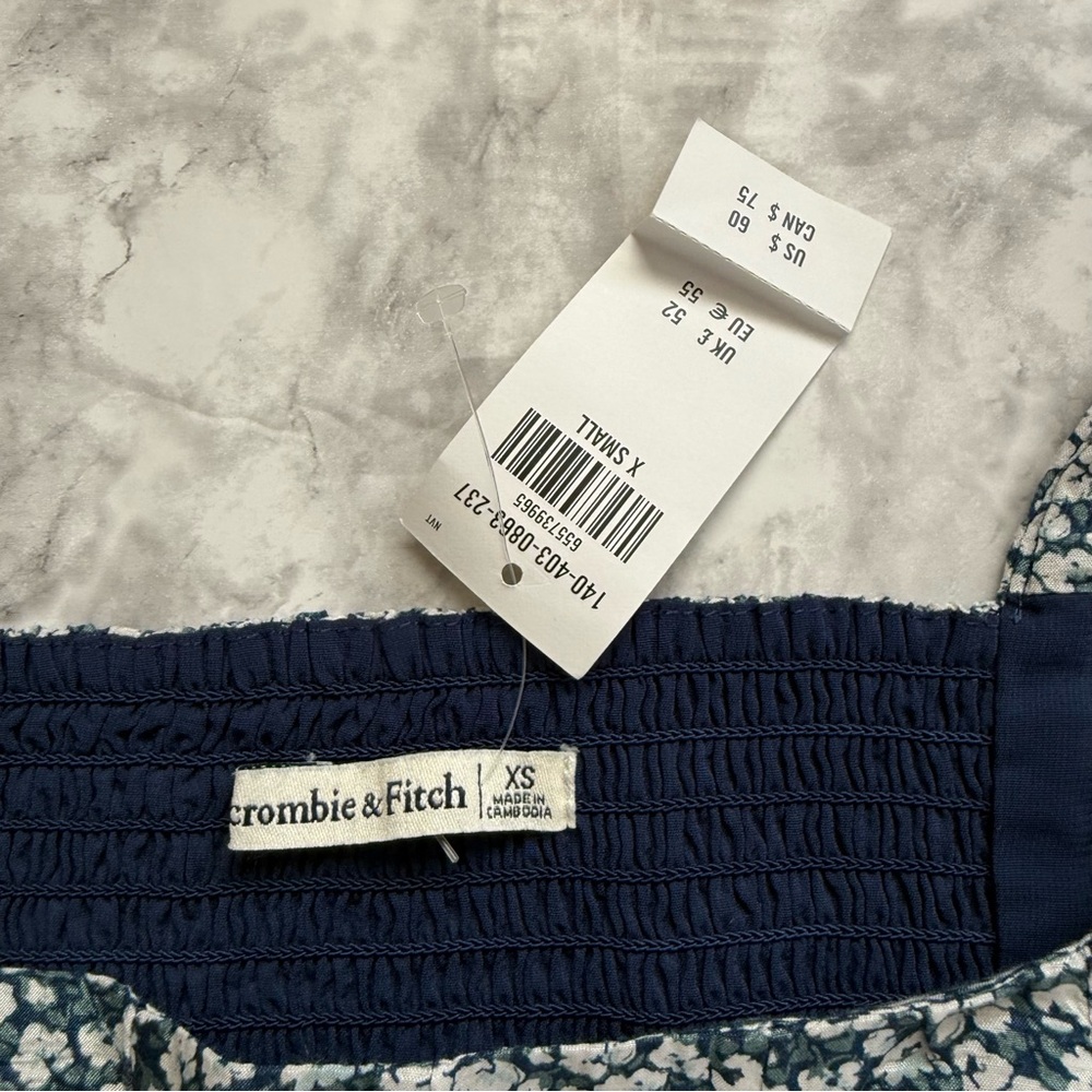 🌟NWT Abercrombie & Fitch Smocked Floral Crop Top with puff sleeves - Picture 2 of 4